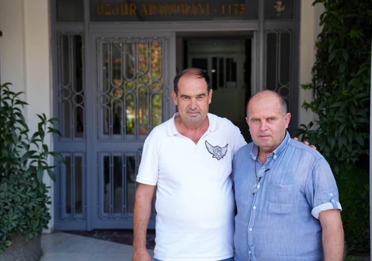 <p>Halil (63) ve Ayhan Çoban (56) kardeşlerin görev yaptığı apartmanda yemyeşil bitkilerin yanı sıra kanarya seslerinin yankılanması dikkat çekiyor. </p>