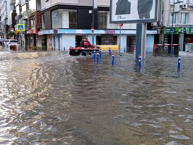 <p>İzmir'de meydana gelebilecek olası depreme ilişkin, bazı ilçelerde sıvılaşma olabileceğine dair bir açıklama yapıldı. </p>
