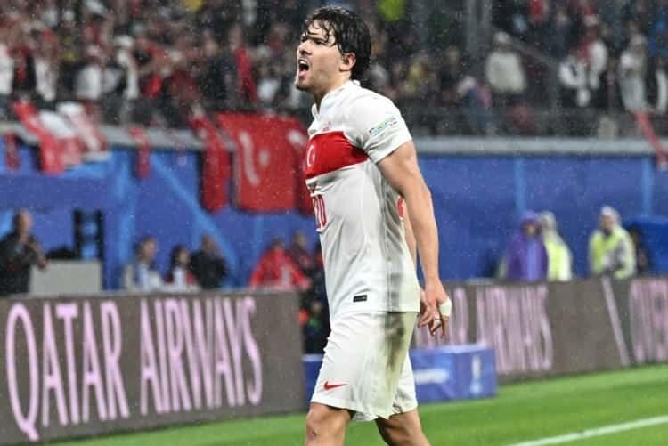 <p>Borussia Dortmund ve Arsenal'in yakından ilgilendiği milli futbolcunun 40 milyon eurodan az bir bedelle transferinin mümkün gözükmediği konuşuluyor.</p>
