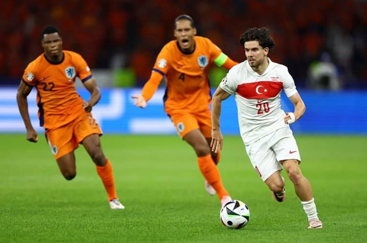 <p>52 kilometrelik toplam koşu mesafesiyle turnuvaya damga vuran Ferdi Kadıoğlu, gol ya da asist katkısı üretemezken yüzde 88'lik pas isabetiyle oynadı.</p>