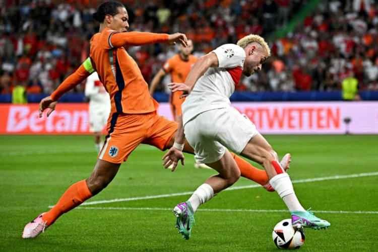 <p>Hollanda maçında dünyanın en iyi stoperlerinden biri olarak gösterilen Virgil van Dijk'a zor anlar yaşatan Galatasaray'ın yıldızı Barış Alper Yılmaz da değerini yükselten isimlerden oldu.</p>