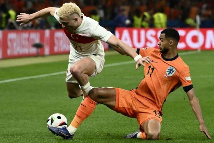 <p>Manchester United ve Brighton'ın radarında olduğu belirtilen Barış Alper Yılmaz'ın ise 35 milyon euronun altında bir bedelle transfer olması beklenmiyor.</p>
