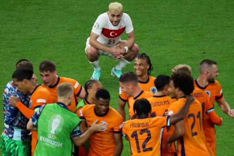 <p>Turnuvada yüzde 80'lik pas isabetiyle oynayan Barış Alper Yılmaz, koşu mesafesiyle öne çıkan isimlerden biri oldu. Milli futbolcu, toplam 51.6 kilometrelik koşu mesafesine ulaştı.</p>
