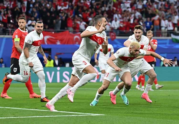 <p>Piyasa değerini 20 milyon euroya çektiği belirtilen Merih Demiral, EURO 2024'te 2 kez gol katkısı verdi.</p>
