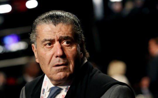 <p><span style="color:#B22222"><strong>Haim Saban</strong></span></p>

<p>Prodüksiyon şirketi "BVS Entertainment’ın" kurucusu olan medya patronu ve Demokratların en büyük bağışçılarından Haim Saban, Biden’ı Orta Doğu politikalarından ötürü eleştiriyor.</p>

<p>Axios'un 10 Mayıs’ta yayımladığı habere göre, İsrail kökenli Saban, Biden'ın üst düzey yardımcılarına gönderdiği e-postada, <em><strong>"İsrail'i önemseyen Yahudi seçmenlerin, Hamas'ı önemseyen Müslüman seçmenlerden daha fazla olduğunu unutmayalım."</strong></em> ifadesini kullandı.</p>

<p> </p>
