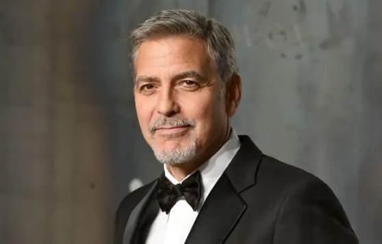 <p><span style="color:#B22222"><strong>George Clooney</strong></span></p>

<p>Demokrat Partinin en büyük bağışçılarından aktör George Clooney, NYT'de yayımladığı makale ile Biden’a açıktan çekilme çağrısı yapan gruba katıldı.</p>

<p>Üç hafta önce düzenlenen bağış toplama etkinliğinde, Biden’ın yanında olduğunu hatırlatan Clooney, <em><strong>"Biden, 2010’daki hatta 2020’deki Biden değil, o canlı yayında şahit olduğumuz kişiydi. Parti liderlerimiz, bize, bizim gördüklerimizi 51 milyon insanın görmediğini söylemekten vazgeçmeleri gerekiyor.”</strong></em> ifadesini kullandı.</p>

<p>Clooney, Kongre üyeleri ile yaptığı özel görüşmelerde, birçoğunun aynı görüşü dile getirdiğini öne sürdü.</p>

<p>Senato ve Temsilciler Meclisindeki Demokrat liderlerin, Biden’a<em><strong> "gönüllü olarak başkanlıktan çekilmesini"</strong></em> istemesi gerektiğini kaydeden Clooney, <em><strong>“Bu Başkan ile kasımdaki seçimi kazanamayacağız.”</strong></em> uyarısını yaptı.</p>
