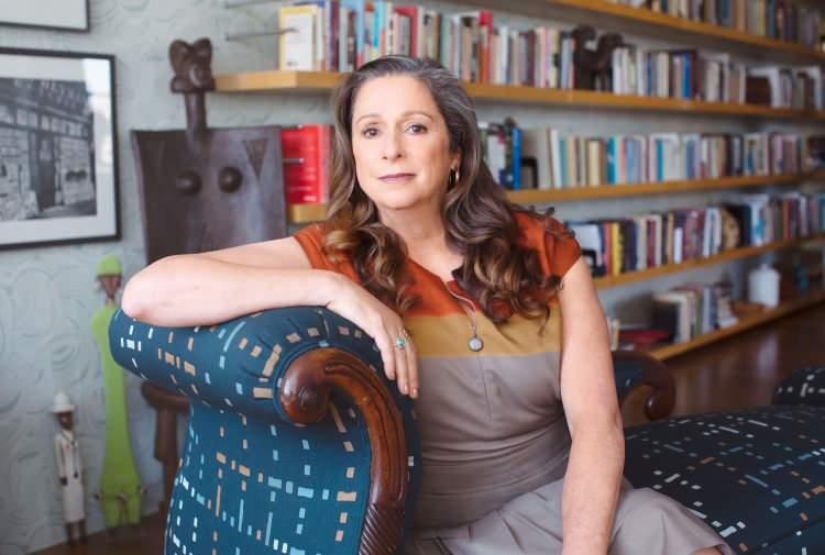 <p><span style="color:#B22222"><strong>Abigail Disney</strong></span></p>

<p><em><strong>"The Walt Disney"</strong></em> şirketini kuran Roy Oliver Disney'in torunu Abigail Disney, 4 Temmuz’da CNBC’ye yaptığı açıklamada, Biden, yarıştan çekilene kadar yıllardır finanse ettiği partiye bağışları kesmeyi planladığını ifade etti.</p>

<p>Disney, Biden adaylıktan çekilene kadar Demokrat Partiye her türlü katkıyı durdurma niyetinde olduğunu belirterek <strong><em>"Bu, gerçekçiliktir, saygısızlık değil. Biden, iyi bir adam ve ülkesine takdire şayan bir şekilde hizmet etti ancak riskler çok yüksek. Eğer Biden istifa etmezse Demokratlar kaybedecek."</em></strong> diye konuştu.</p>

<p>Demokratların kaybetmesinin korkunç sonuçları olacağını savunan Disney,<em><strong> "Demokratlar, Biden'ın eksikliklerine tahammül ettiklerinin onda biri kadar Başkan Yardımcısı Kamala Harris'in noksanlıklarına tahammül ederse bu seçimi farkla kazanabiliriz."</strong></em> dedi.</p>
