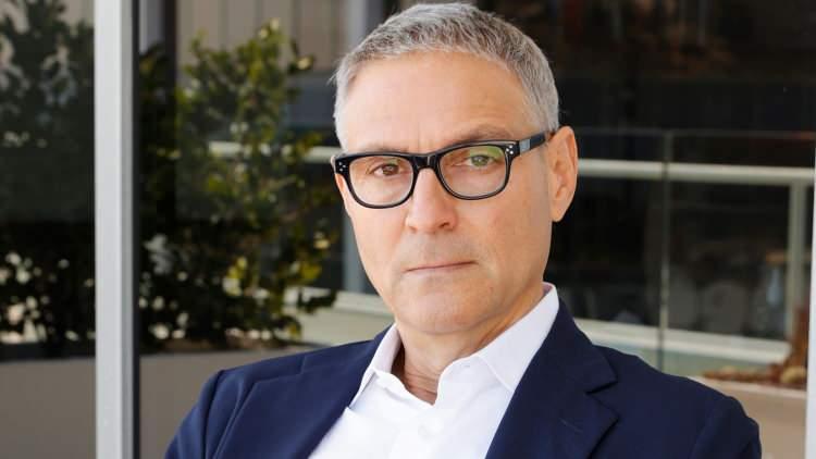 <p><span style="color:#B22222"><strong>Ari Emanuel</strong></span></p>

<p>Spor ve eğlence organizasyonları düzenleyen Endeavor’un Üst Yöneticisi (CEO) Ari Emanuel, Biden'ın, <em><strong>"zihinsel ve fiziksel yetileri konusunda tam olarak şeffaf"</strong></em> davranmadıkları gerekçesiyle Biden'ın kampanya ekibini eleştirdi.</p>

<p>Emanuel de Biden'ın adaylıktan çekilmesini isteyenler arasında yer alıyor</p>
