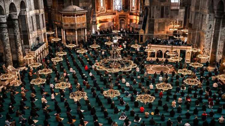 <p>Ayasofya-i Kebir Cami-i Şerifi, 24 Temmuz 2020'de 86 yıl sonra kılınan ilk cuma namazıyla Cumhurbaşkanı Recep Tayyip Erdoğan'ın da katıldığı büyük bir merasimle yeniden ibadete açıldı.</p>
<p> </p>