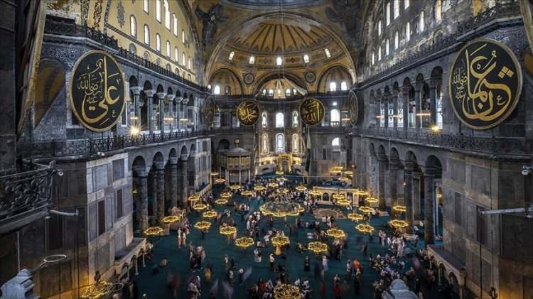 <p>Fatih Sultan Mehmet'in İstanbul'u fethinden sonra ilk cuma namazını kıldığı "fethin sembolü" Ayasofya Camii, 4 yıl önce yeniden ibadete açıldı.</p>

<p> </p>
