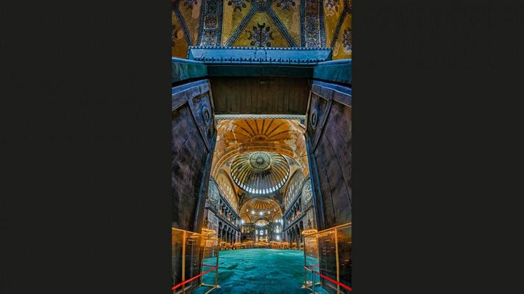 <p>Yalçın`ın çektiği fotoğrafların birleştirilmesiyle oluşturulan kareler, Ayasofya`nın güzelliğini detaylı bir şekilde görme imkanı sunuyor.</p>
<p> </p>