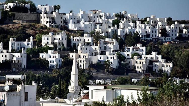 <p>İç ve dış pazar ile ilgili değerlendirmede bulunan Bodrum Otelciler Derneği (BODER) Başkanı Ömer Faruk Dengiz, <strong><em>"Bodrum'a gelen yabancı misafir oranlarına bakıldığında geçen yıla göre, son 6 aylık verilere göre yüzde 11'lik bir artış var. Hava yoluyla 325 binin üzerinde yabancı yolcu geldi. Deniz yoluyla ise 46 binin üzerinde yabancı turist geldi. Geçen seneye göre, aynı döneme göre de yüzde 30 artış gözlendi. Kurban Bayramı'nda iç pazarda olan artış, şu an yok denilebilir. Bu kapsamda, iç pazarda yüzde 20'lik bir daralma var. İlgili acentelerle yaptığımız görüşmeler sonucunda ciro bazında hedef yakalandı ama son dakika rezervasyonlarda azalma oldu. 5 yıldızlı otellerde yüzde 90 oranında, 3 ve 4 yıldızlı tesislerde ise yüzde 60-70 arasında bir doluluk var." </em></strong>diye konuştu.</p>
