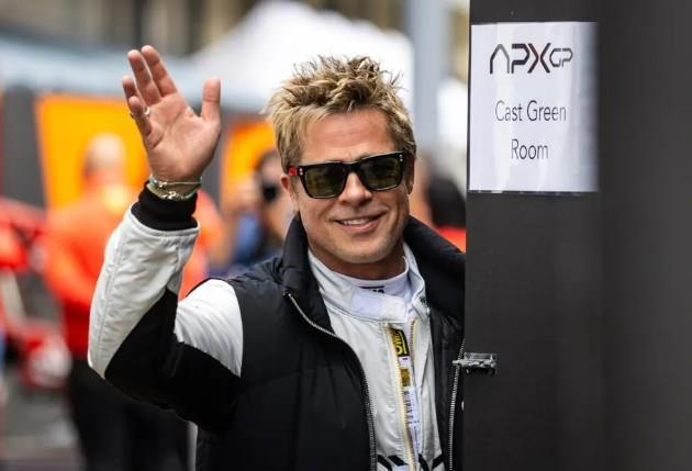 <p>Dergiye konuşan kaynaklar Shiloh'un soyadını sildirmek için mahkemeye başvurmasının Brad Pitt'i çok üzdüğünü ve onun hep bir kız çocuğu sahip olmak istediğini söyleyerek <em><strong>"Shiloh doğduğunda, hayatında hiç o kadar mutlu olmamıştı"</strong></em> dedi.</p>