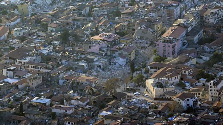 <p>TGRT Haber'e konuşan Moriwaki, "Doğu Anadolu'dan uzanan ve Kahramanmaraş depremiyle büyük bir enerji depolayan Kıbrıs'tan gelen fay hattı ile birleşen Doğu Anadolu'nun batı kolunda deprem yaşanması halinde büyük bir yıkım yaşanacak. Bu deprem en az 7.5 üzeri olacak" dedi. Moriwaki, bu depremin olması halinde ise Mersin, Adana, Hatay ve Antalya'da şiddetli bir tsunaminin yaşanabileceğini ifade etti.</p>
<p> </p>