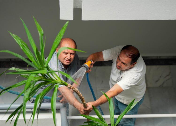 <p>Halil Çoban, AA muhabirine, çocukluklarının yeşilin içinde geçtiğini, çalışma ortamlarını da bu hasretle dönüştürmeye gayret ettiklerini belirtti.</p>
<p> </p>