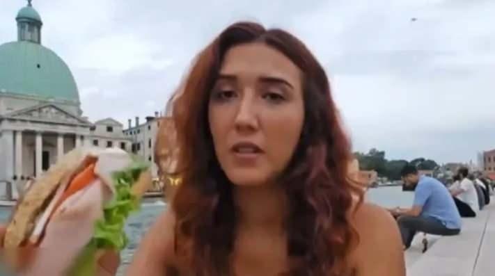 <p><strong>Kendisine sandviç alan ve tadına bakan genç kadın başına geleceklerden habersiz bir şekilde canlı yayın açtı.</strong></p>
<p> </p>