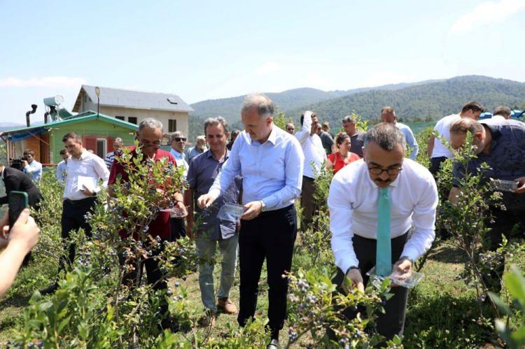 <p><strong>Doğru yerde doğru üretimi yapmak için de toprak analizi desteği veriyoruz. Yine Üreten Çiftçiler Kooperatifimizle bu alanda çeşitli katkı ve desteklerimiz var. Tesisler kuruyoruz”</strong> dedi</p>

<p> </p>
