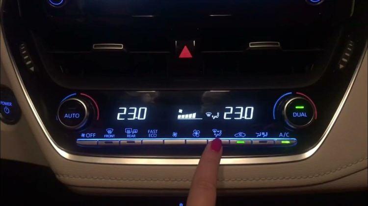 <p>Euromaster.com.tr'de paylaşılan içeriğe göre, Klima çalışıyor, kompresör çalışıyor ama soğutma işlemi gerçekleşmiyorsa klima gazı eksilmiş, fan, klima motoru veya sensörler arızalanmış, polen filtresi veya klima radyatörü tıkanmış olabilir. Düzgün çalışmayan bir klima sistemi sürüş konforunu azaltırken, araç motorunu zorlayacağı için yakıt tüketimini de artıracaktır. Arızalanan klima sistemi aynı zamanda kompresörü de zorlayacağından, bakımı yapılmadığı takdirde ileride daha maliyetli sorunlara yol açabilir. Aracınıza yaptıracağınız düzenli kontroller sayesinde klima sisteminin yıl boyunca sağlıklı çalışmasını sağlayabilirsiniz.</p>
