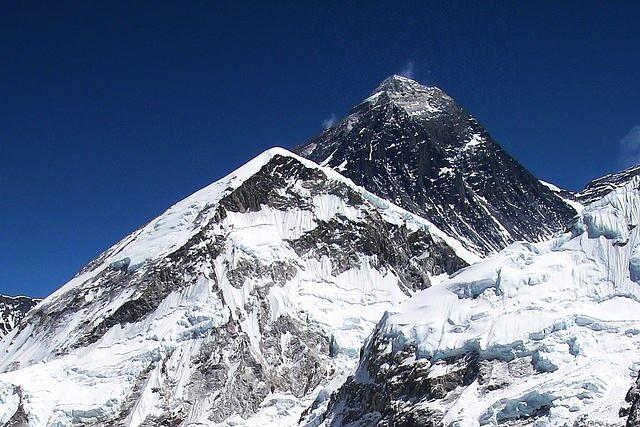 <p>Dünyanın en yüksek dağı olan Everest, her yıl dünyanın dört bir yanından gelen dağcıların tırmanışlarına sahne oluyor. </p>
