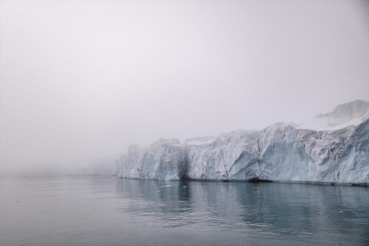 <p>Norveç Meteoroloji Enstitüsünün güncel deniz buzu uydu verileriyle takip edilen seferin rotasının deniz buzu hareketleriyle yeniden şekillendiğini ifade eden Başar, <strong>“Çok ağır olan rüzgar ve hava şartlarına karşın dün aynı hava değişti ve güneş çıktı. Güneşle birlikte o fırtına sanki bitmiş, çok sakin bir ortamla karşılaştık. </strong></p>

<p> </p>

<p><strong>Bu sakin ortam sadece bizlerin moralini yükseltmedi sanırım bölgedeki canlı hayvanların da moralini yükseltti. İlk defa bu kadar yoğun olarak kutup ayısını bir arada gördük. Bu da güzel anılarımızdan bir tanesiydi. Bugün hava biraz daha kötü değil yine düne göre ama yine Arktik'teki dalga rüzgar ve yağmur, bazen kar yağışı ve fırtına şeklinde karşılaşıyoruz.”</strong> şeklinde konuştu.</p>
