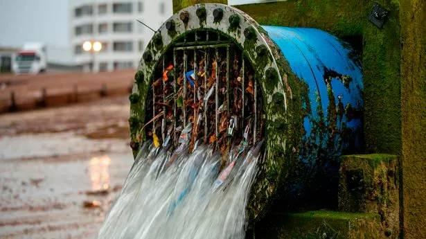 <p>Bu tesisler, atık su arıtımı sırasında çeşitli endüstriyel atıklardan kaynaklanan metalleri dışkıdan temizleyerek yeniden kullanıma kazandırabilirler. Bazı araştırmalar da, dışkının özellikle kil ile karıştırıldığında dayanıklı bir yapı malzemesi olabileceğini gösteriyor.</p>

<p> </p>
