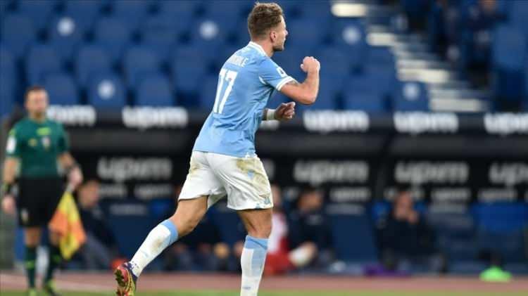 <p><strong>PEKİ IMMOBİLE KİMDİR?</strong><br />
<br />
Immobile kariyerine Sorrento'da başladı. 2009 yılında Juventus tarafından satın alındı ve daha sonra 2012 yılında Genoa'ya geçmeden önce, gol kralı olarak lig şampiyonluğunu kazandığı Pescara da dahil olmak üzere üç Serie B kulübüne kiralandı.</p>