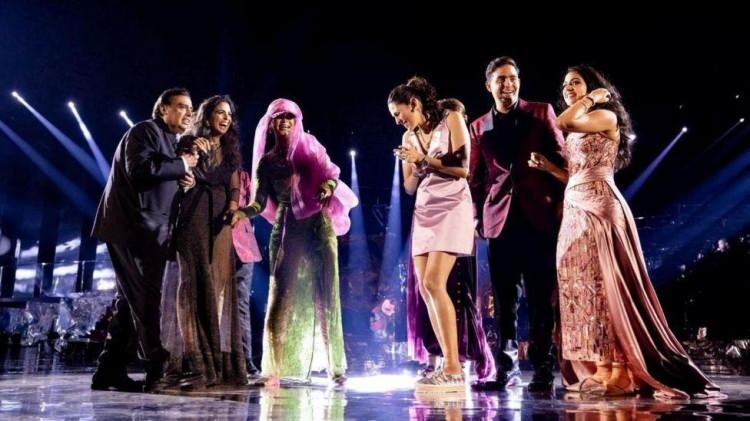 <p><strong>Performansıyla geceye damga vuran ünlü yıldızı izlemeye Bollywood yıldızları akın etti. Çok sayıda davetlinin katıldığı düğün partisinde Rihanna ünlü milyarderin ailesiyle fotoğraf çekilmeyi ihmal etmedi.</strong></p>
