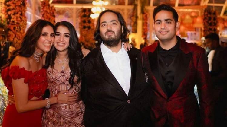 <p><strong>Damatsa çoğunlukla Dolce & Gabbana'dan giyindi ve yaklaşık 1,5 milyon dolarlık Richard Mille kol saati taktı. Zuckerberg ve eşi Priscilla Chan'in saate şaşkın bakışlarını gösteren görseller Hindistan'da viral oldu.</strong></p>
<p> </p>