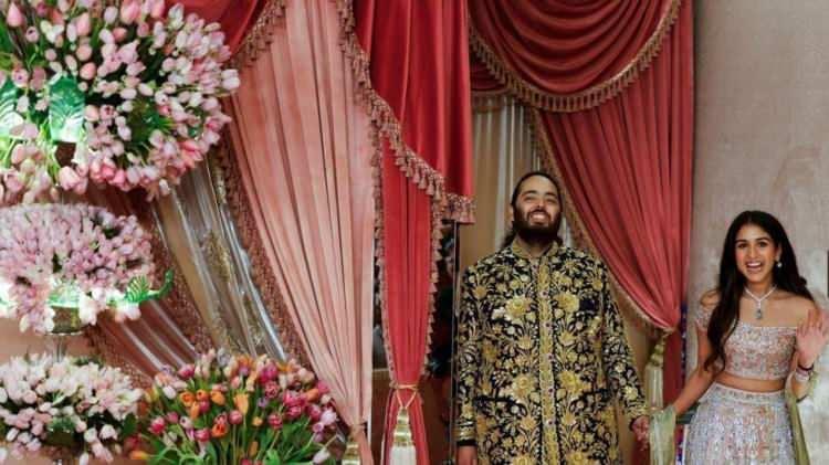 <p><strong>Müstakbel gelin, biri 20.000 Swarovski kristaliyle süslenmiş, diğeri yapımının 5.700 saat sürdüğü söylenen iki lehnga (uzun ipek gelinlik) ve oyuncu Blake Lively'nın 2022 Met Gala'da giydiği Versace elbisesinin pembe versiyonu da dahil olmak üzere özel olarak hazırlanmış bir dizi kıyafet giyindi.</strong></p>