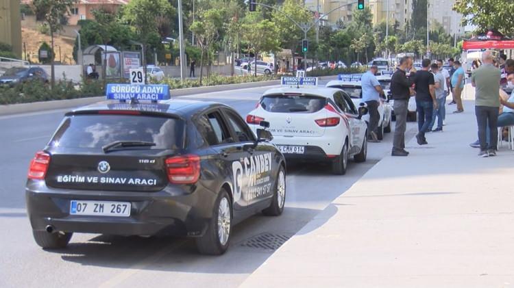 <p>Kurum açma işlemlerinde, resmi kurum ve kuruluşlardan alınması gereken belgelerin, ilgili kurumlardan kaynaklanan gecikmeler sebebiyle alınamaması durumunda bir ay, inceleme raporunda belirtilen eksikliklerin giderilmesi amacıyla ise 20 gün ek süre verilecek.</p>
