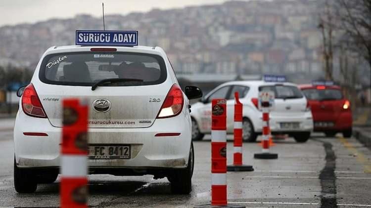 <p>Direksiyon eğitimi dersinin ilk 4 sınavı sonunda başarısız duruma düşenlerden isteyenler, ikinci 4 sınav hakkını kullanmak üzere başka bir kursa nakil yapılabilecek.</p>