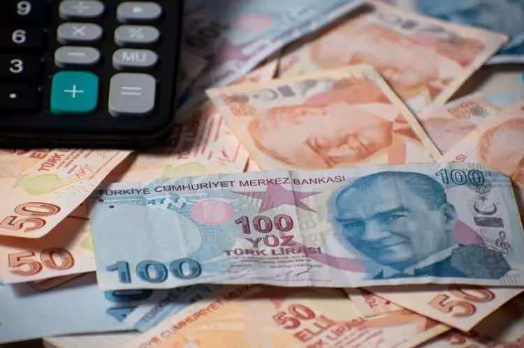 <p>TÜİK'in haziran ayı enflasyon rakamlarını açıklaması ile 6 aylık enflasyon kesinleşti. Bu rakam doğrudan SSK, Bağ-Kur emekli zammı oldu. Ancak bu zam doğrudan kök maaşlara uygulandığından kök maaşı 8 bin 20 TL'nin altında olan emeklilerin emekli maaşı 10 bin TL'de kaldı. Bu durumda 1,8 milyon emeklinin olduğu ifade ediliyor.</p>
<p> </p>
