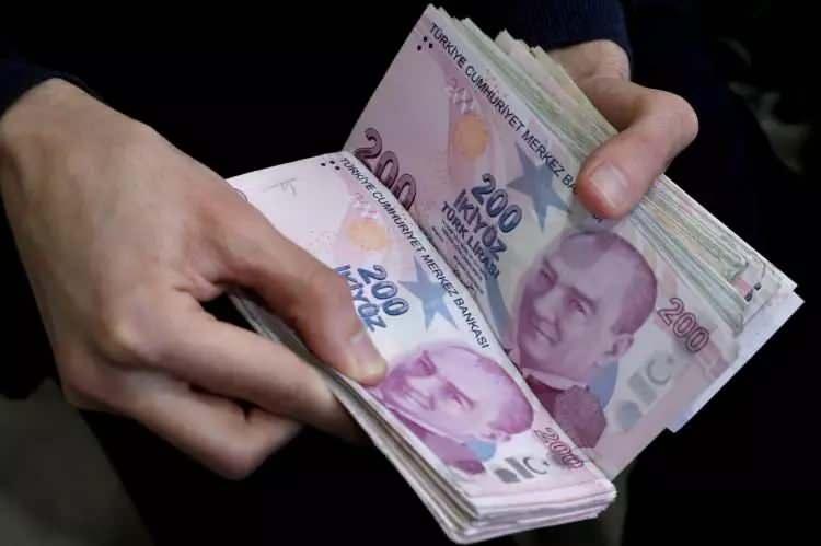 <p><strong>2. FORMÜL: </strong>6 aylık enflasyon rakamlarıyla hesap yapıldığında en düşük emekli maaşının 12.500 TL olması en güçlü seçeneklerden birisi. Bu seçenekte aylık maliyetin 6,5 milyar TL'yi bulması bekleniyor.</p>

<p> </p>
