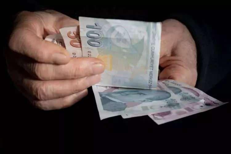 <p>Yapılacak düzenleme 10 bin TL'nin bir miktar üzerinde maaş alan emeklileri de ilgilendirdiğinden 3,5 milyon vatandaşın gelirini artıracak.</p>