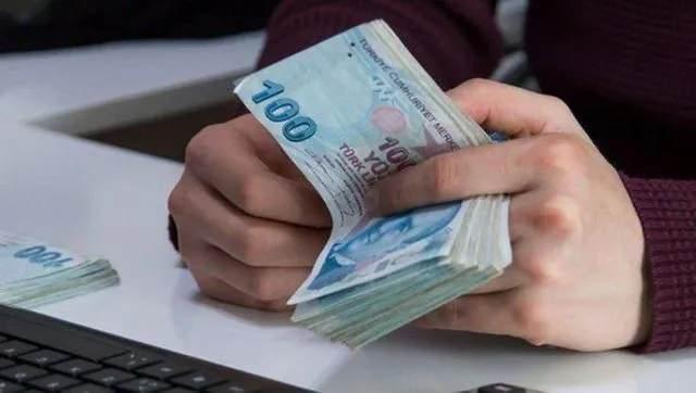 <p>Işıkhan'ın 1 milyon 780 bin emeklinin kök maaşının ise 10 bin TL'nin altında kaldığını dile getirdiği bildirildi. Kök maaşı düşük olan ve yapılan zamma rağmen 10 bin liranın altında maaş alacak emekliler için de yeni bir düzenleme yapılması kararlaştırıldı. Bu kapsamda 1.8 milyon emekli için yeni düzenleme yapılacak.</p>