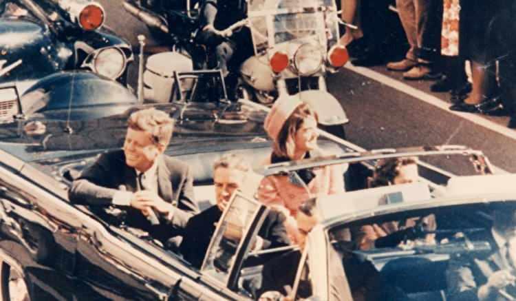 <p>Suikast tarihinin en bilinen örneklerinden biri elbette ABD`nin 35. Başkanı John F. Kennedy`ye 22 Kasım 1963 cuma günü gerçekleştirilen ve ölümüne yol açanı.</p>
<p> </p>