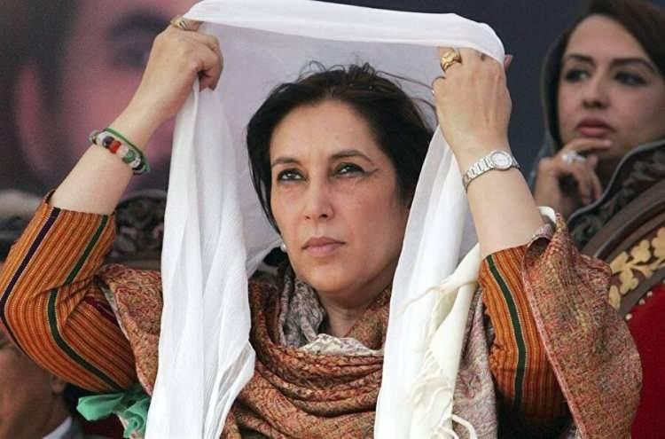 <p>Pakistan`da iki kez başbakanlık yapan Benazir Butto çok uzun süre sürgün hayatı yaşadı. 2007`deki seçimlere katılmak üzere ülkesine dönme kararı aldı. El-Kaide tarafından sürekli tehdit aldı. 18 Ekim 2007`de bombalı saldırıya maruz kaldı, yara almadan kurtuldu, ancak 138 kişi bu saldırıda hayatını kaybetti.</p>
<p> </p>