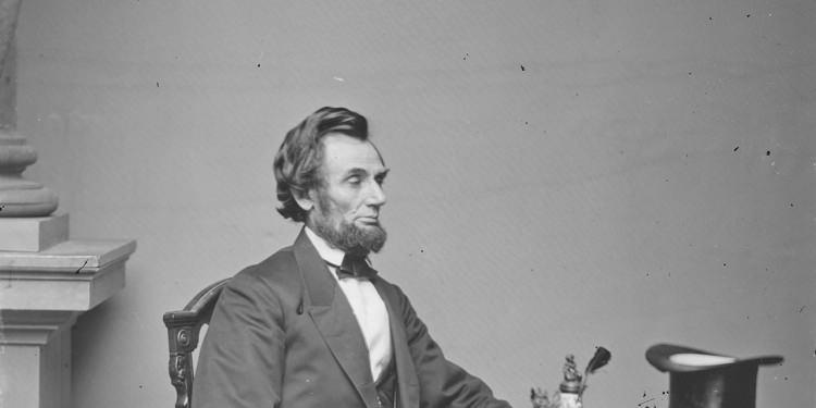 <p>14 Nisan 1865`te Lincoln ve eşi "Our American Cousin" (Amerikalı Kuzenimiz) adlı oyunu izlemek için Ford Tiyatrosu`na geldi. Lincoln burada başından vuruldu.</p>
<p> </p>