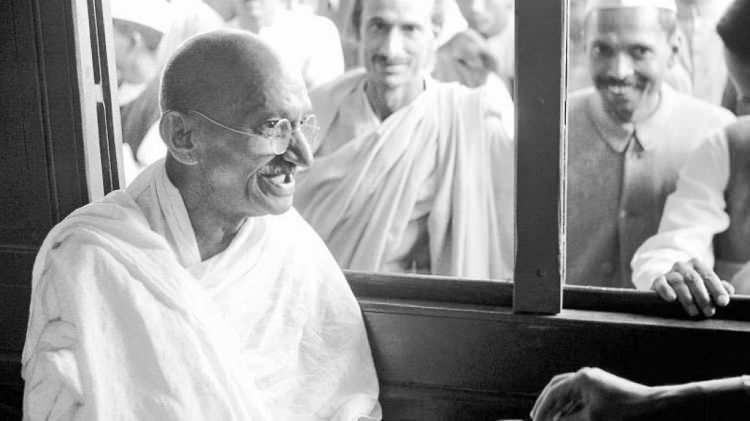 <p>Mohandas Karamchand Gandhi, 30 Ocak 1948`de Delhi`deki akşam namazı toplantısına giderken, genç bir Hindu fanatiği olan Nathuram Godse tarafından vuruldu.</p>
<p> </p>