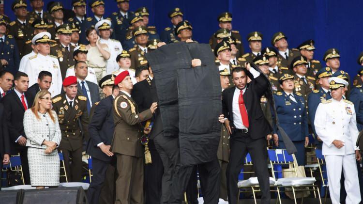 <p>Nicolas Maduro Venezuela Devlet Başkanı Nicolas Maduro`ya törende konuşma yaptığı sırada bomba yüklü drone ile saldırı düzenlendi, saldırıda Maduro yaralanmadı.</p>
<p> </p>