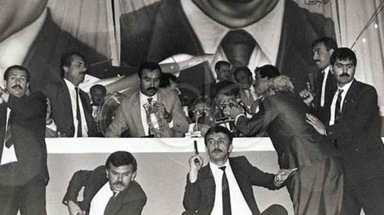 <p>18 Haziran 1988`de Anavatan Partisi`nin olağan genel kongresi yapıldığı sırada, dönemin başbakanı Turgut Özal`a suikast girişiminde bulunuldu. Özal konuşma yapmak için kürsüye çıktıktan kısa bir süre sonra, Kartal Demirağ adlı saldırgan Özal`a iki el ateş etti. Mermi mikrofondan sekip Özal`ı sağ el başparmağından yaraladı.</p>
