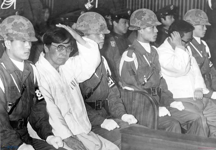 <p>Park Chung-hee</p>
<p>Güney Kore'de yönetimi 1961'de askeri darbeyle ele geçiren Devlet Başkanı Park Chung-hee, 26 Ekim 1979'da arkadaşı Kim Jae Kyu tarafından bir restoranda silahla vurularak öldürüldü.</p>
<p>Kaynaklarda, İstihbarat Başkanı olan Kim'in, ülkeyi "demir yumrukla" yönettiği aktarılan Park'ı "Güney Kore'ye demokrasiyi geri getirmek için" öldürdüğünü söylediği belirtiliyor.</p>