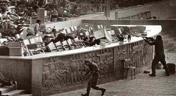 <p>Mısır Cumhurbaşkanı Sedat, 6 Ekim 1981'de, 6 Ekim Savaşı'nın (Yom Kippur) 8. yılı kutlamalarında düzenlenen resmi geçit töreninde, sonradan İslami Cihad Hareketi mensubu oldukları açıklanan Mısır ordusu subayları Halid el-İslambuli ve arkadaşlarınca kurşunlanarak öldürüldü.</p>