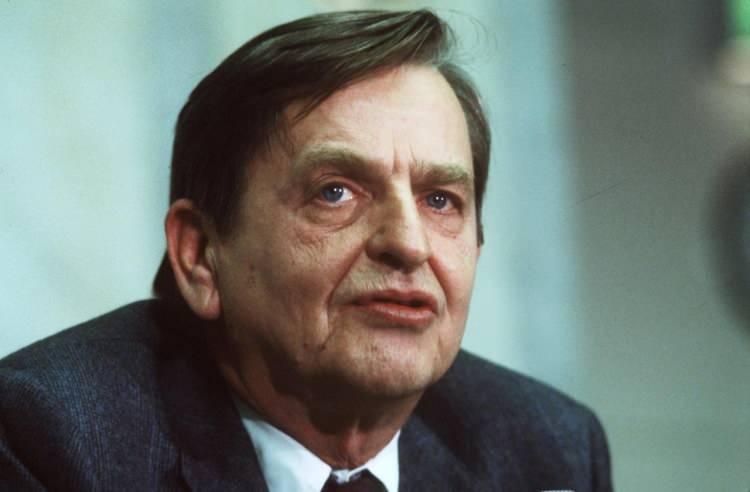 <p>Olof Palme</p>
<p>Palme, 28 Şubat 1986'da eşiyle birlikte gittiği sinema salonundan çıktıktan sonra arkasından yaklaşan bir kişinin ateş açması sonucu yaşamını yitirdi.</p>