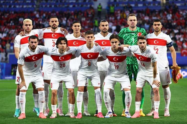 <p>Ünlü gazete 'EURO 2024'te transfer değerini artıran 10 futbolcu' başlıklı listesine Türkiye'den 2 oyuncuyu da dahil etti.</p>
