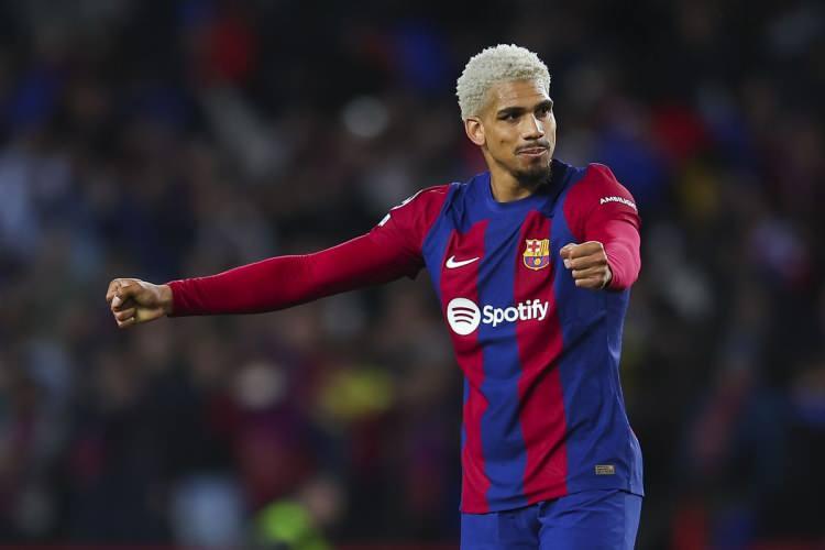 <p>68.9 milyon Euro |</p>
<p>Ronald Araújo / Barcelona</p>
<p> </p>