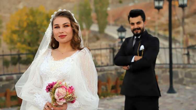<p>Söz töreni için Şark Han'ın hemen altındaki yüzüklü tepsi satan bir dükkanda tepsi fiyatları bin TL'den başlıyor...</p>
