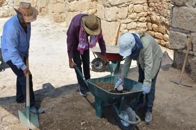 <p>Geçen yıl gerçekleştirilen kazılarda, içinde 46 mezar, sikke, kandil, sütun ve altlıkları gibi eserlerin bulunduğu kilise kalıntısı olduğu tespit edilen alanda, bu yıl 28 Haziran'da çalışmalara yeniden başlandı.</p>

<p> </p>
