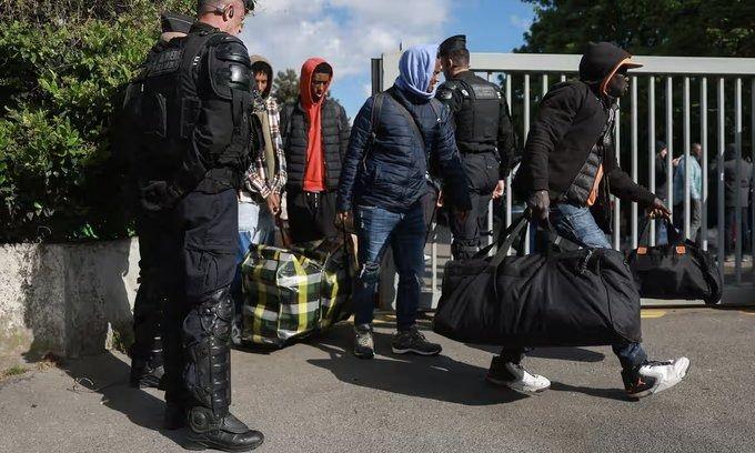 <p>Ancak evsiz göçmenlerin yollandığı bölgelerin kiminde sığınak yok, kimindeyse koşullar epey kötü. Nitekim birçok göçmen, yetkililerin, otobüslere binmeleri için yalan söylediğinden veya sığınakların dolu olduğundan şikayetçi.</p>

<p> </p>
