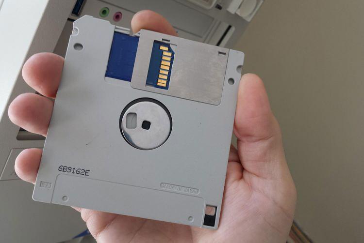 <p>Disket, manyetik bir malzemeyle kaplanmış ve sert, kare plastik bir kutunun içine yerleştirilmiş esnek bir plastik daireden oluşuyordu.</p>

<p> </p>
